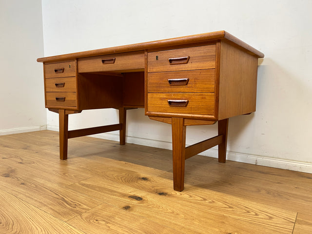 WMK Stilvoller und sehr gut erhaltener skandinavischer Schreibtisch in Teakholz , freistellend mit Regal an der Rückseite # Desk Arbeitstisch Bürotisch Sekretär Mid-Century Vintage Teak Danish Design