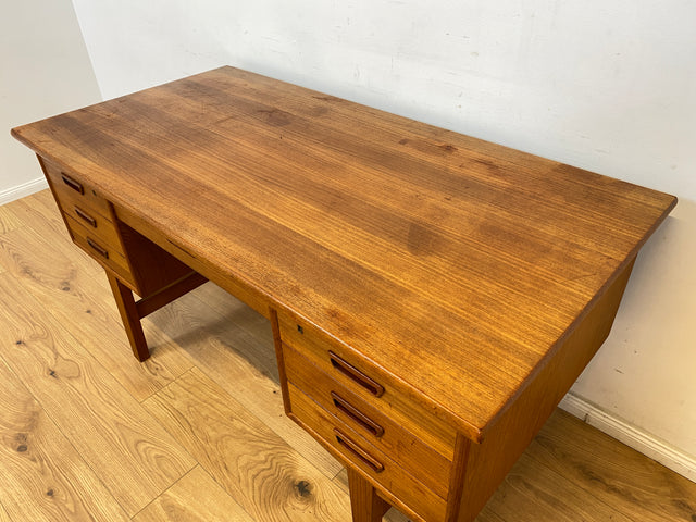 WMK Stilvoller und sehr gut erhaltener skandinavischer Schreibtisch in Teakholz , freistellend mit Regal an der Rückseite # Desk Arbeitstisch Bürotisch Sekretär Mid-Century Vintage Teak Danish Design