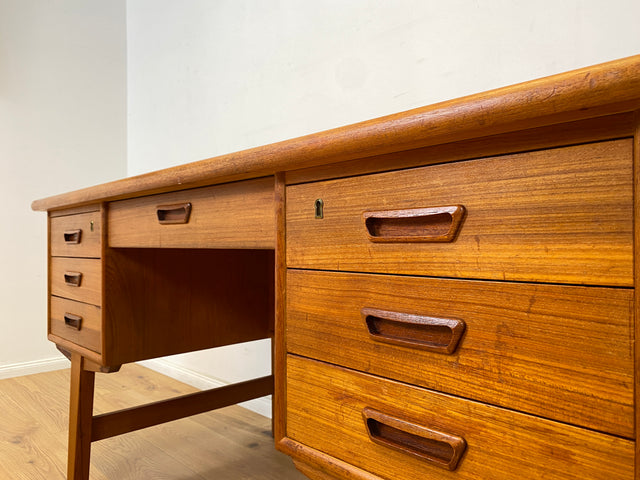 WMK Stilvoller und sehr gut erhaltener skandinavischer Schreibtisch in Teakholz , freistellend mit Regal an der Rückseite # Desk Arbeitstisch Bürotisch Sekretär Mid-Century Vintage Teak Danish Design