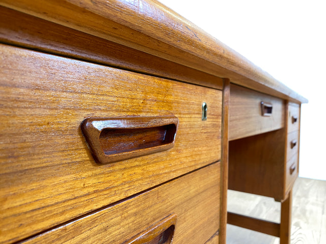 WMK Stilvoller und sehr gut erhaltener skandinavischer Schreibtisch in Teakholz , freistellend mit Regal an der Rückseite # Desk Arbeitstisch Bürotisch Sekretär Mid-Century Vintage Teak Danish Design