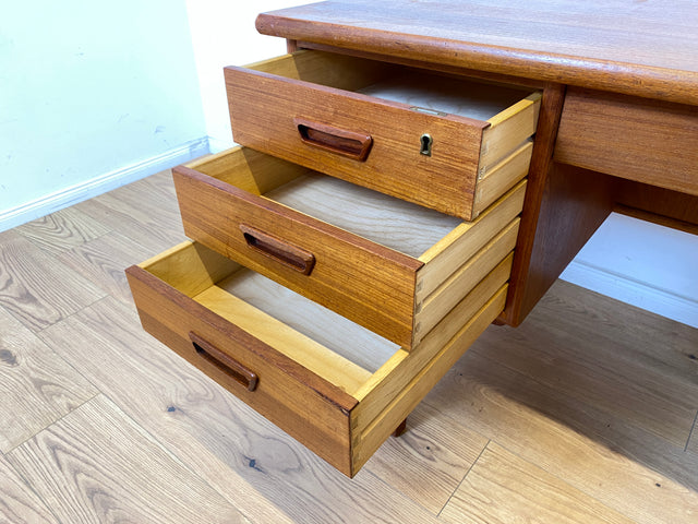 WMK Stilvoller und sehr gut erhaltener skandinavischer Schreibtisch in Teakholz , freistellend mit Regal an der Rückseite # Desk Arbeitstisch Bürotisch Sekretär Mid-Century Vintage Teak Danish Design