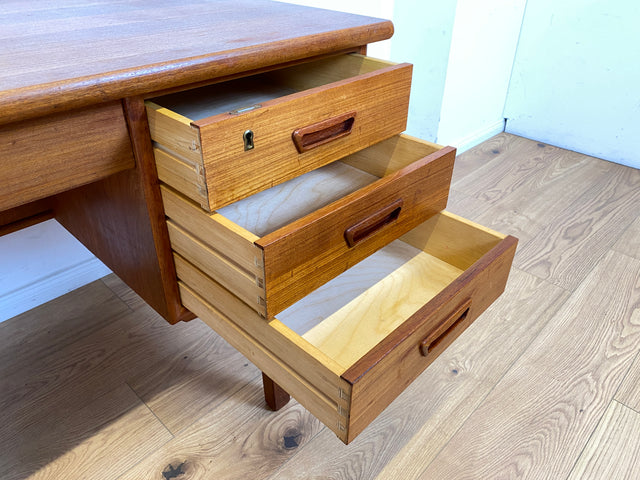 WMK Stilvoller und sehr gut erhaltener skandinavischer Schreibtisch in Teakholz , freistellend mit Regal an der Rückseite # Desk Arbeitstisch Bürotisch Sekretär Mid-Century Vintage Teak Danish Design