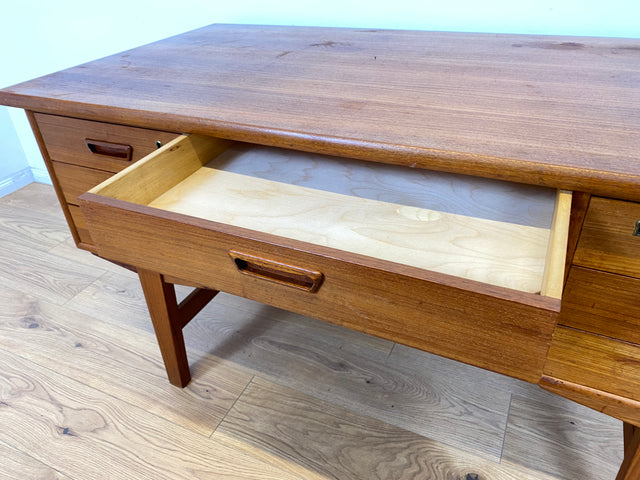 WMK Stilvoller und sehr gut erhaltener skandinavischer Schreibtisch in Teakholz , freistellend mit Regal an der Rückseite # Desk Arbeitstisch Bürotisch Sekretär Mid-Century Vintage Teak Danish Design