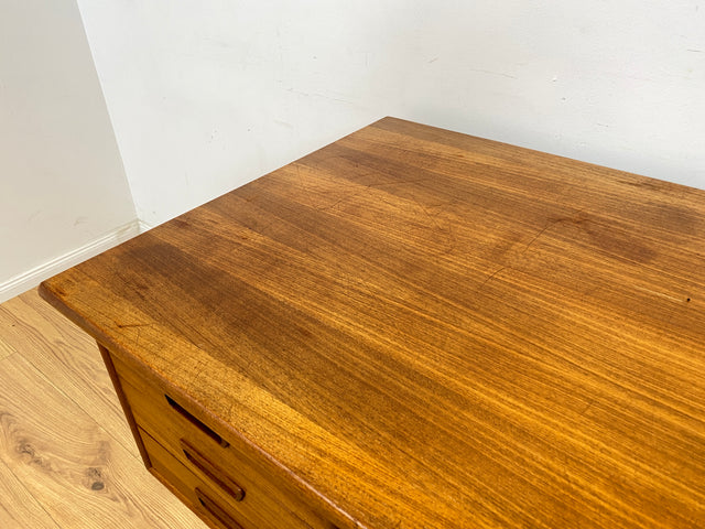 WMK Stilvoller und sehr gut erhaltener skandinavischer Schreibtisch in Teakholz , freistellend mit Regal an der Rückseite # Desk Arbeitstisch Bürotisch Sekretär Mid-Century Vintage Teak Danish Design