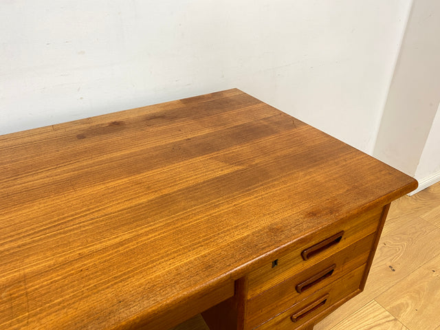 WMK Stilvoller und sehr gut erhaltener skandinavischer Schreibtisch in Teakholz , freistellend mit Regal an der Rückseite # Desk Arbeitstisch Bürotisch Sekretär Mid-Century Vintage Teak Danish Design