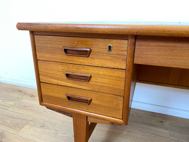 WMK Stilvoller und sehr gut erhaltener skandinavischer Schreibtisch in Teakholz , freistellend mit Regal an der Rückseite # Desk Arbeitstisch Bürotisch Sekretär Mid-Century Vintage Teak Danish Design