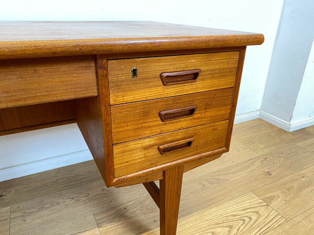 WMK Stilvoller und sehr gut erhaltener skandinavischer Schreibtisch in Teakholz , freistellend mit Regal an der Rückseite # Desk Arbeitstisch Bürotisch Sekretär Mid-Century Vintage Teak Danish Design