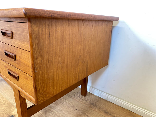 WMK Stilvoller und sehr gut erhaltener skandinavischer Schreibtisch in Teakholz , freistellend mit Regal an der Rückseite # Desk Arbeitstisch Bürotisch Sekretär Mid-Century Vintage Teak Danish Design