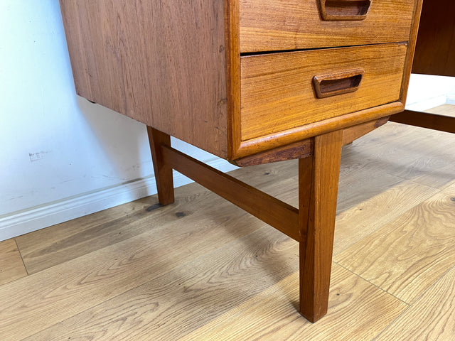 WMK Stilvoller und sehr gut erhaltener skandinavischer Schreibtisch in Teakholz , freistellend mit Regal an der Rückseite # Desk Arbeitstisch Bürotisch Sekretär Mid-Century Vintage Teak Danish Design