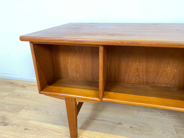 WMK Stilvoller und sehr gut erhaltener skandinavischer Schreibtisch in Teakholz , freistellend mit Regal an der Rückseite # Desk Arbeitstisch Bürotisch Sekretär Mid-Century Vintage Teak Danish Design