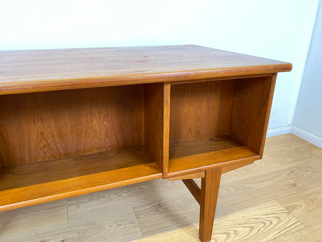 WMK Stilvoller und sehr gut erhaltener skandinavischer Schreibtisch in Teakholz , freistellend mit Regal an der Rückseite # Desk Arbeitstisch Bürotisch Sekretär Mid-Century Vintage Teak Danish Design