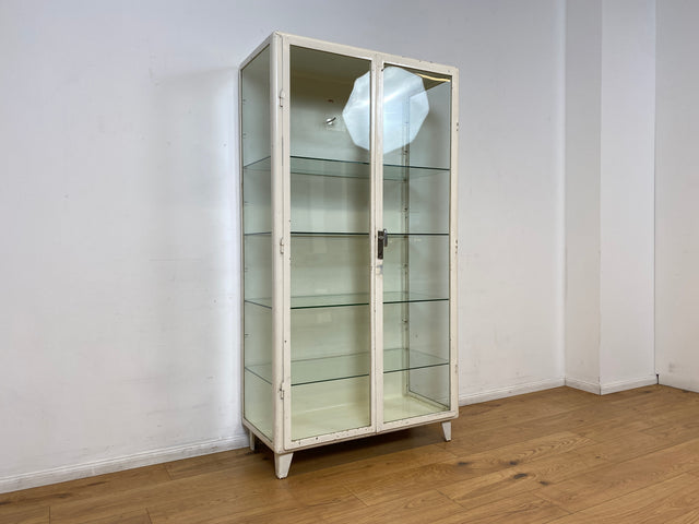 WMK I Stilvoller weißer 40er Jahre Medizinschrank aus Eisen und Glas I Vitrine Schrank Apotheker Arzt Highboard Spind Display Kabinett Industrial Design Vintage Mid-Century Berlin Bochum Hamburg