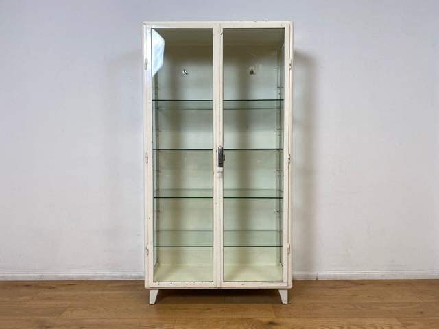 WMK I Stilvoller weißer 40er Jahre Medizinschrank aus Eisen und Glas I Vitrine Schrank Apotheker Arzt Highboard Spind Display Kabinett Industrial Design Vintage Mid-Century Berlin Bochum Hamburg