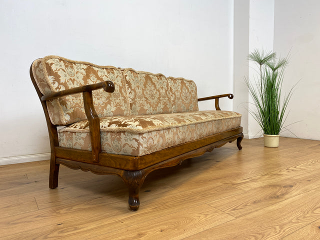 WMK Wunderschönes und gut erhaltenes 60er Jahre Chippendale Sofa mit feinem Brokat Bezug und Wiener Geflecht an der Rückseite # Couch 3-Sitzer 3er Liege Chaiselongue Sitzgarnitur Mid-Century Vintage