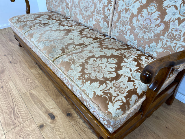 WMK Wunderschönes und gut erhaltenes 60er Jahre Chippendale Sofa mit feinem Brokat Bezug und Wiener Geflecht an der Rückseite # Couch 3-Sitzer 3er Liege Chaiselongue Sitzgarnitur Mid-Century Vintage