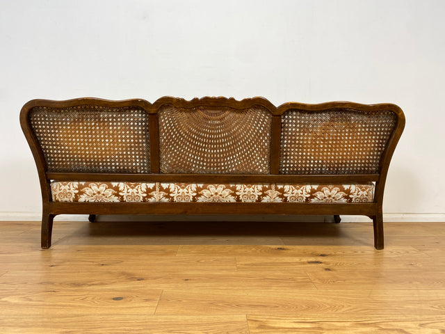 WMK Wunderschönes und gut erhaltenes 60er Jahre Chippendale Sofa mit feinem Brokat Bezug und Wiener Geflecht an der Rückseite # Couch 3-Sitzer 3er Liege Chaiselongue Sitzgarnitur Mid-Century Vintage