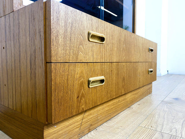 WMK Hochwertiger und sehr gut erhaltener Retro Highboard , Vollholz in Teak , aus 1973 von Brumax mit Schubladen & Vitrine # Schrank Bücherschrank Wohnzimmerschrank Kommode Vintage Teakholz 60er 70er