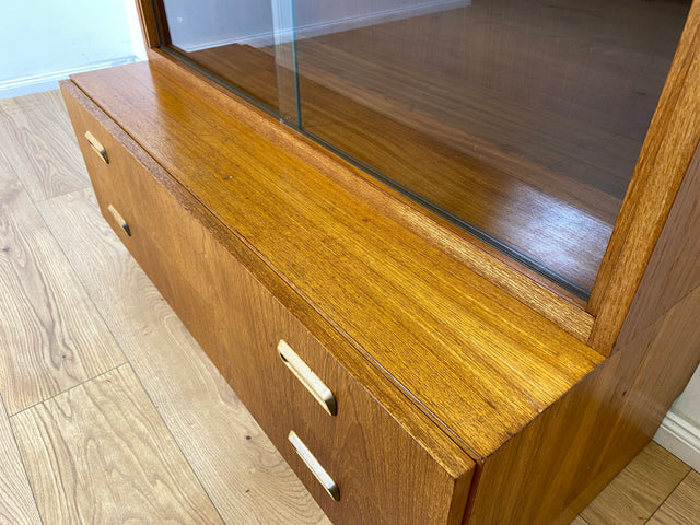 WMK Hochwertiger und sehr gut erhaltener Retro Highboard , Vollholz in Teak , aus 1973 von Brumax mit Schubladen & Vitrine # Schrank Bücherschrank Wohnzimmerschrank Kommode Vintage Teakholz 60er 70er