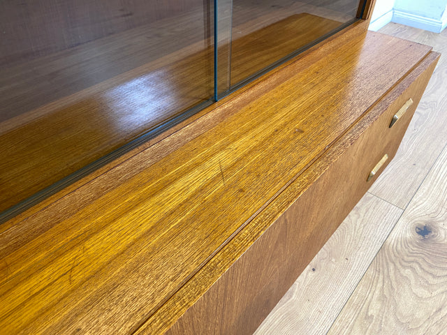 WMK Hochwertiger und sehr gut erhaltener Retro Highboard , Vollholz in Teak , aus 1973 von Brumax mit Schubladen & Vitrine # Schrank Bücherschrank Wohnzimmerschrank Kommode Vintage Teakholz 60er 70er