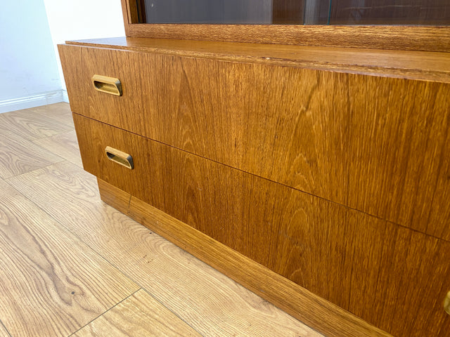 WMK Hochwertiger und sehr gut erhaltener Retro Highboard , Vollholz in Teak , aus 1973 von Brumax mit Schubladen & Vitrine # Schrank Bücherschrank Wohnzimmerschrank Kommode Vintage Teakholz 60er 70er