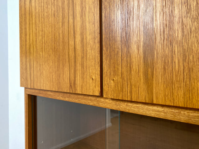 WMK Hochwertiger und sehr gut erhaltener Retro Highboard , Vollholz in Teak , aus 1973 von Brumax mit Schubladen & Vitrine # Schrank Bücherschrank Wohnzimmerschrank Kommode Vintage Teakholz 60er 70er