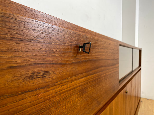 WMK I Hochwertiges Mid-Century Highboard im skandinavischem Stil in Teakholz mit Vitrine & Bar