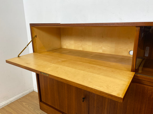 WMK I Hochwertiges Mid-Century Highboard im skandinavischem Stil in Teakholz mit Vitrine & Bar