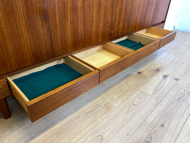 WMK I Hochwertiges Mid-Century Highboard im skandinavischem Stil in Teakholz mit Vitrine & Bar