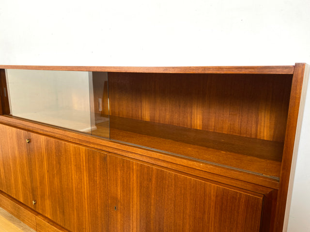 WMK I Hochwertiges Mid-Century Highboard im skandinavischem Stil in Teakholz mit Vitrine & Bar