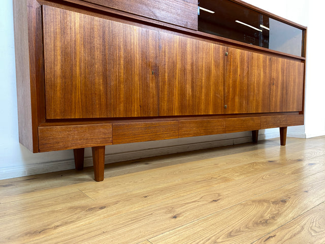 WMK I Hochwertiges Mid-Century Highboard im skandinavischem Stil in Teakholz mit Vitrine & Bar