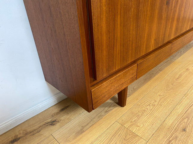 WMK I Hochwertiges Mid-Century Highboard im skandinavischem Stil in Teakholz mit Vitrine & Bar