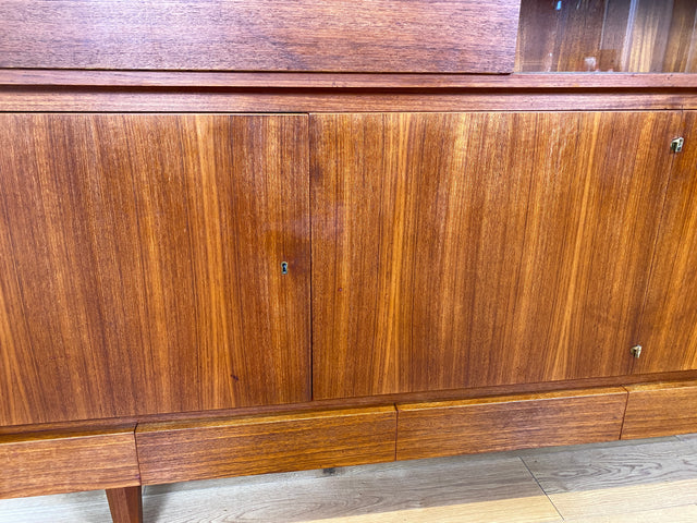 WMK I Hochwertiges Mid-Century Highboard im skandinavischem Stil in Teakholz mit Vitrine & Bar