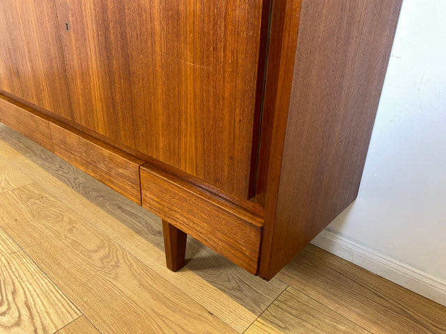 WMK I Hochwertiges Mid-Century Highboard im skandinavischem Stil in Teakholz mit Vitrine & Bar