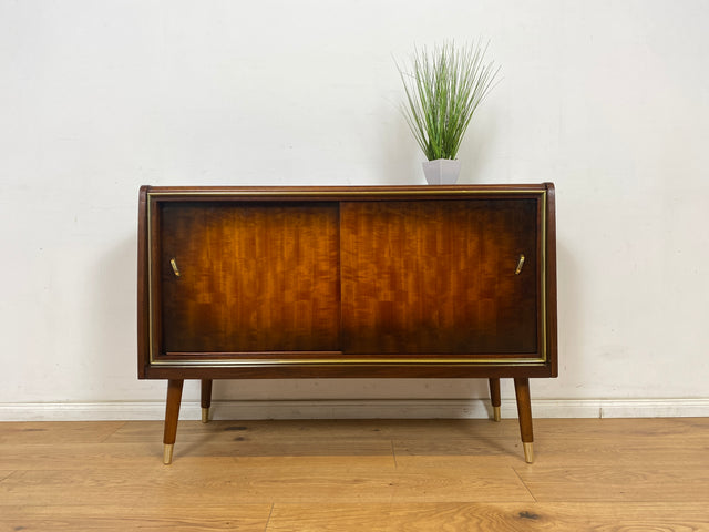 WMK Formschönes und gut erhaltenes Mid-Century Sideboard mit Schiebetüren und hübschen Messingbeschlägen # Kommode Schrank TV-Lowboard Fernsehkommode Wäschekommode Schuhschrank Rockabilly Vintage 50er