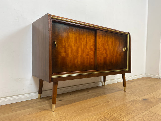 WMK Formschönes und gut erhaltenes Mid-Century Sideboard mit Schiebetüren und hübschen Messingbeschlägen # Kommode Schrank TV-Lowboard Fernsehkommode Wäschekommode Schuhschrank Rockabilly Vintage 50er