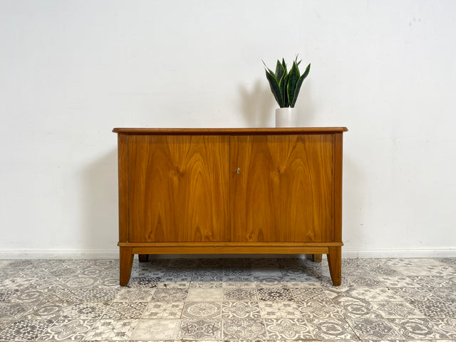 WMK Formschöne und hochwertige 50er Jahre Kommode aus vollem Holz mit toller Maserung und konischen Füßen # Schrank Sideboard Wäschekommode Flurkommode Schuhschrank Weichholz Mid-Century Vintage 60er