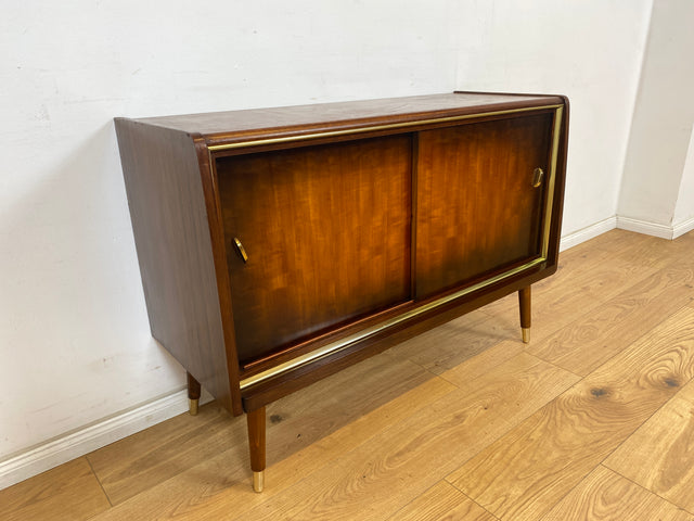 WMK Formschönes und gut erhaltenes Mid-Century Sideboard mit Schiebetüren und hübschen Messingbeschlägen # Kommode Schrank TV-Lowboard Fernsehkommode Wäschekommode Schuhschrank Rockabilly Vintage 50er