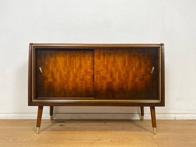 WMK Formschönes und gut erhaltenes Mid-Century Sideboard mit Schiebetüren und hübschen Messingbeschlägen # Kommode Schrank TV-Lowboard Fernsehkommode Wäschekommode Schuhschrank Rockabilly Vintage 50er