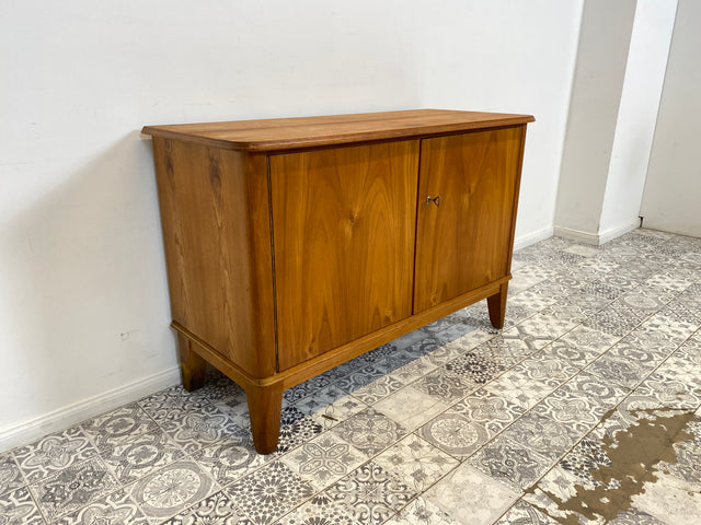 WMK Formschöne und hochwertige 50er Jahre Kommode aus vollem Holz mit toller Maserung und konischen Füßen # Schrank Sideboard Wäschekommode Flurkommode Schuhschrank Weichholz Mid-Century Vintage 60er