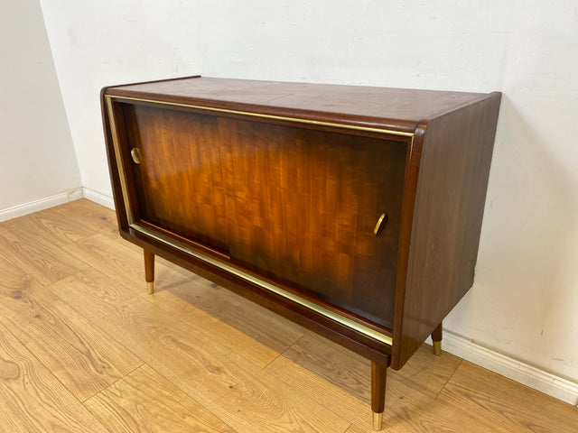 WMK Formschönes und gut erhaltenes Mid-Century Sideboard mit Schiebetüren und hübschen Messingbeschlägen # Kommode Schrank TV-Lowboard Fernsehkommode Wäschekommode Schuhschrank Rockabilly Vintage 50er