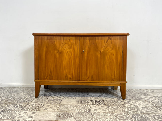 WMK Formschöne und hochwertige 50er Jahre Kommode aus vollem Holz mit toller Maserung und konischen Füßen # Schrank Sideboard Wäschekommode Flurkommode Schuhschrank Weichholz Mid-Century Vintage 60er