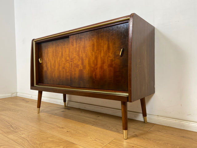 WMK Formschönes und gut erhaltenes Mid-Century Sideboard mit Schiebetüren und hübschen Messingbeschlägen # Kommode Schrank TV-Lowboard Fernsehkommode Wäschekommode Schuhschrank Rockabilly Vintage 50er