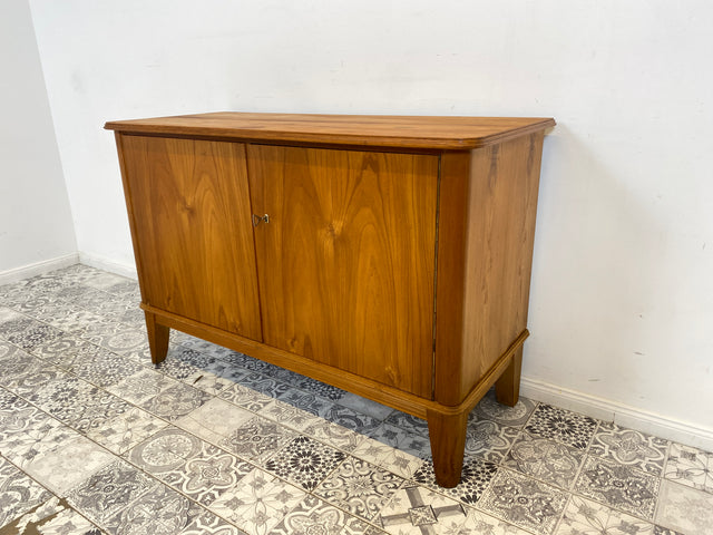 WMK Formschöne und hochwertige 50er Jahre Kommode aus vollem Holz mit toller Maserung und konischen Füßen # Schrank Sideboard Wäschekommode Flurkommode Schuhschrank Weichholz Mid-Century Vintage 60er