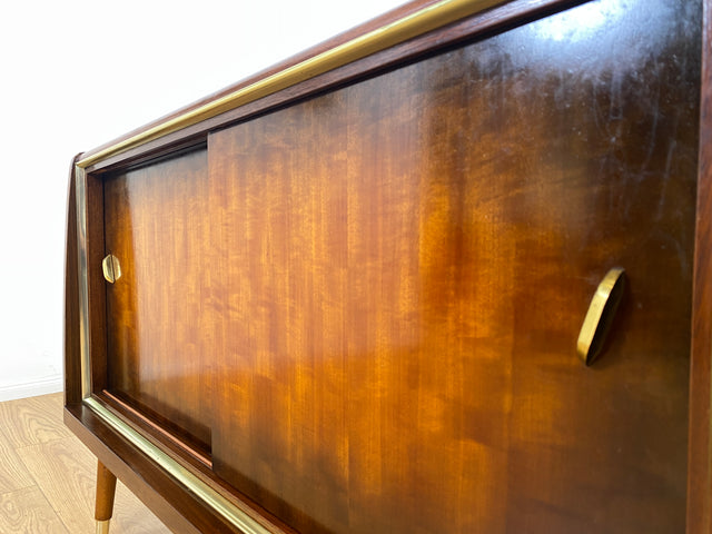 WMK Formschönes und gut erhaltenes Mid-Century Sideboard mit Schiebetüren und hübschen Messingbeschlägen # Kommode Schrank TV-Lowboard Fernsehkommode Wäschekommode Schuhschrank Rockabilly Vintage 50er