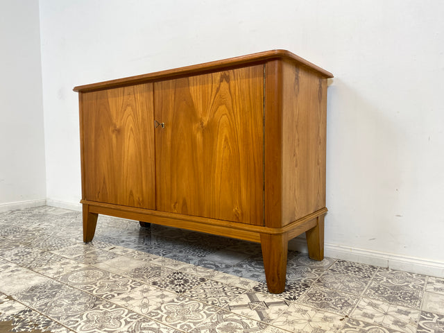 WMK Formschöne und hochwertige 50er Jahre Kommode aus vollem Holz mit toller Maserung und konischen Füßen # Schrank Sideboard Wäschekommode Flurkommode Schuhschrank Weichholz Mid-Century Vintage 60er