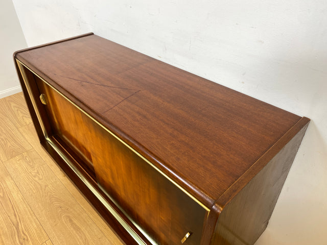 WMK Formschönes und gut erhaltenes Mid-Century Sideboard mit Schiebetüren und hübschen Messingbeschlägen # Kommode Schrank TV-Lowboard Fernsehkommode Wäschekommode Schuhschrank Rockabilly Vintage 50er