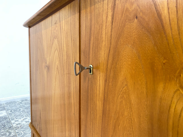 WMK Formschöne und hochwertige 50er Jahre Kommode aus vollem Holz mit toller Maserung und konischen Füßen # Schrank Sideboard Wäschekommode Flurkommode Schuhschrank Weichholz Mid-Century Vintage 60er