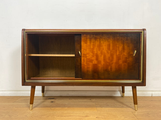 WMK Formschönes und gut erhaltenes Mid-Century Sideboard mit Schiebetüren und hübschen Messingbeschlägen # Kommode Schrank TV-Lowboard Fernsehkommode Wäschekommode Schuhschrank Rockabilly Vintage 50er