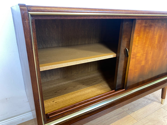 WMK Formschönes und gut erhaltenes Mid-Century Sideboard mit Schiebetüren und hübschen Messingbeschlägen # Kommode Schrank TV-Lowboard Fernsehkommode Wäschekommode Schuhschrank Rockabilly Vintage 50er