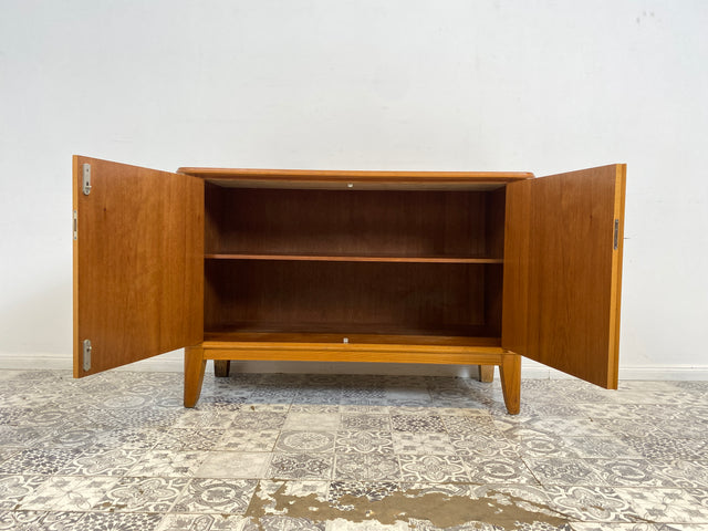 WMK Formschöne und hochwertige 50er Jahre Kommode aus vollem Holz mit toller Maserung und konischen Füßen # Schrank Sideboard Wäschekommode Flurkommode Schuhschrank Weichholz Mid-Century Vintage 60er